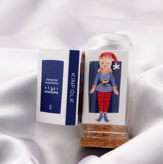 KINFOLK Elf with Plain little stars