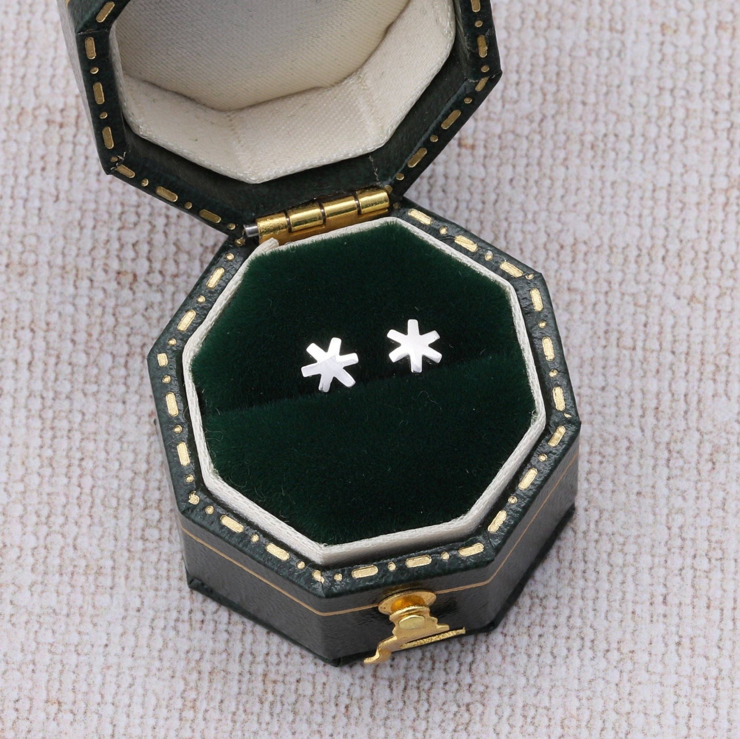 KINFOLK Elf with Plain little stars