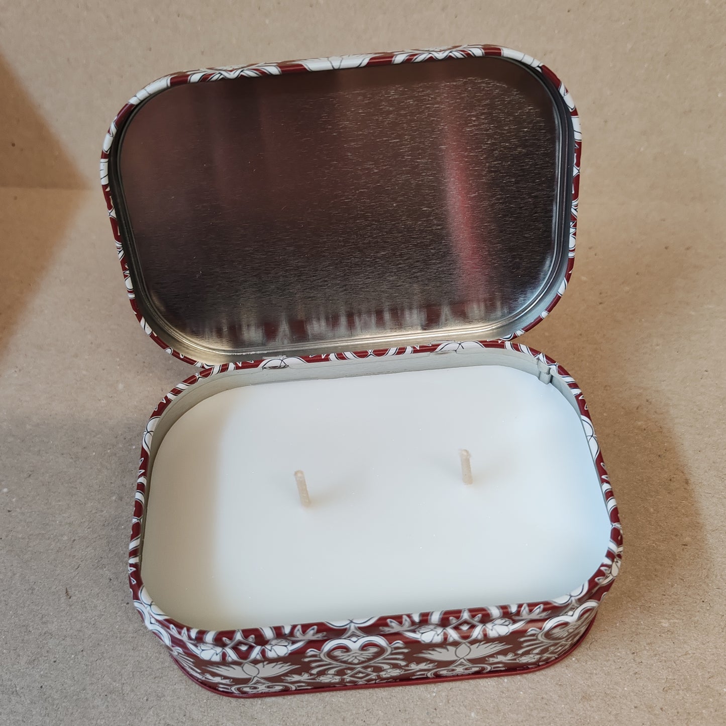 Candle in printed tin. French linen and Orris