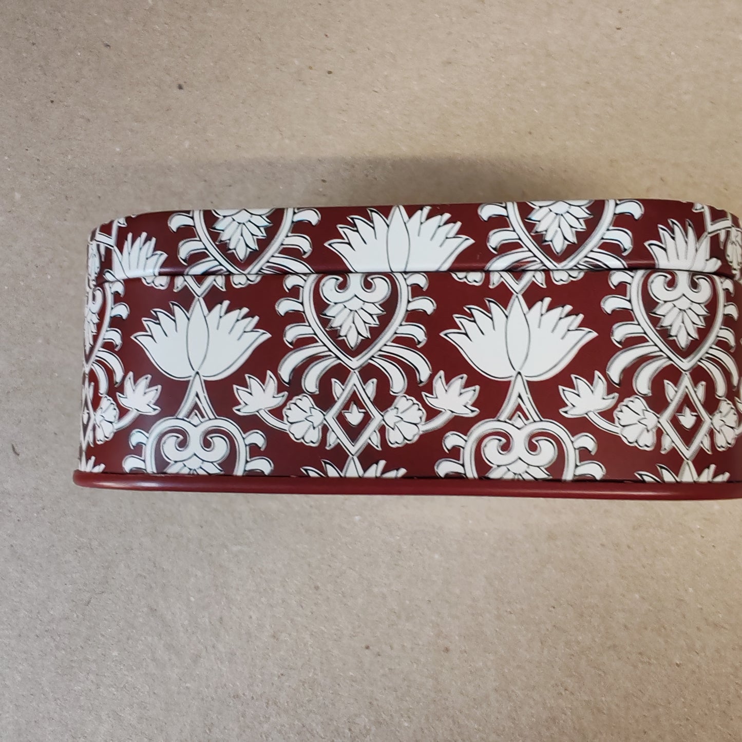 Candle in printed tin. French linen and Orris