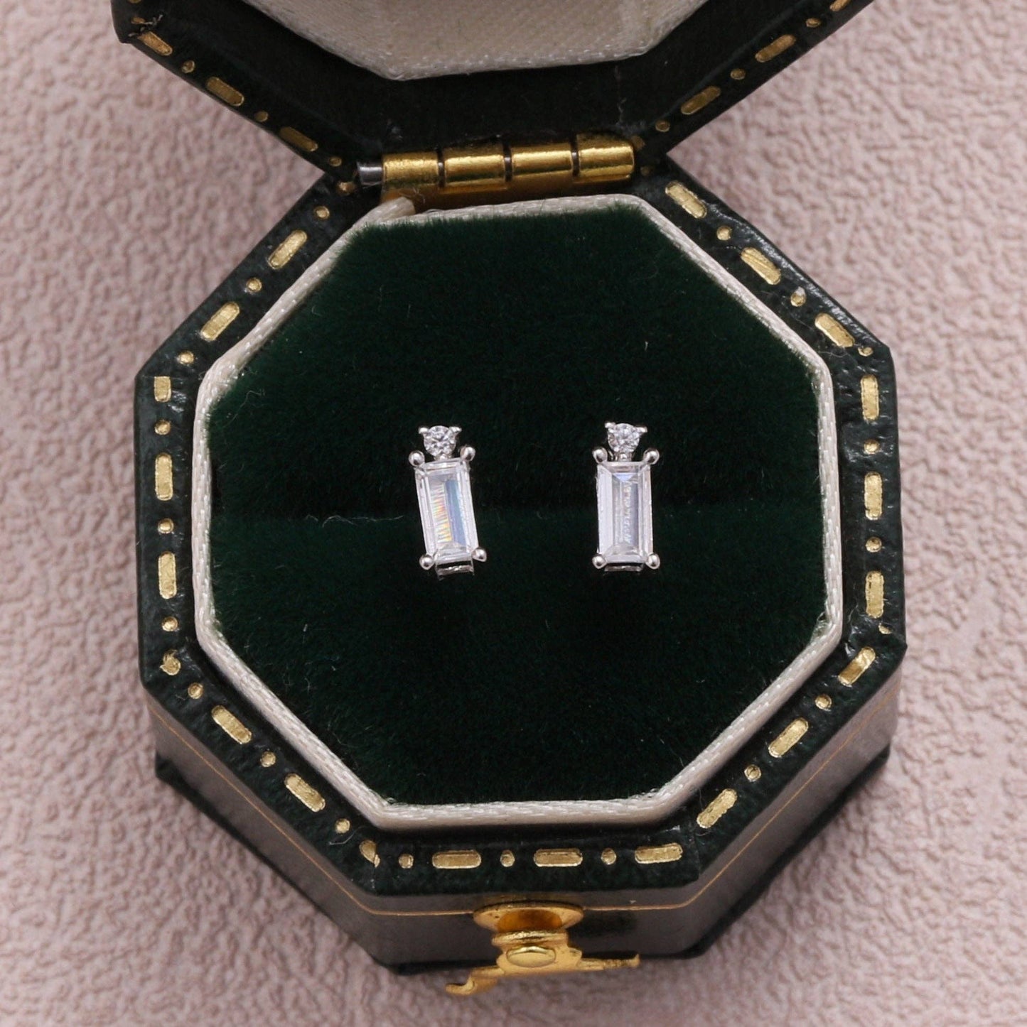 KINFOLK BLUE Drummer Clear rectangle gem earrings