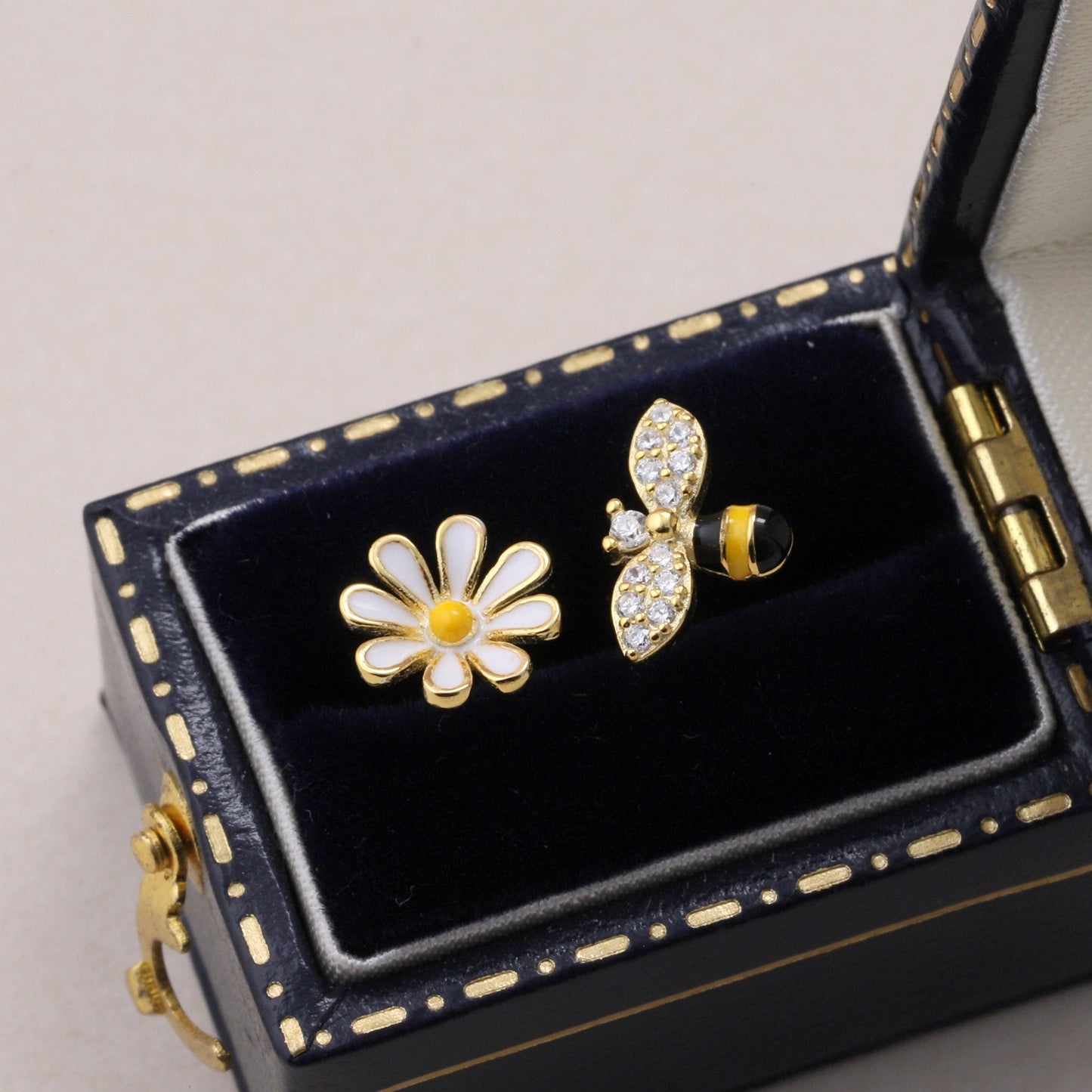 Friendship BEE and FLOWER earrings GOLD