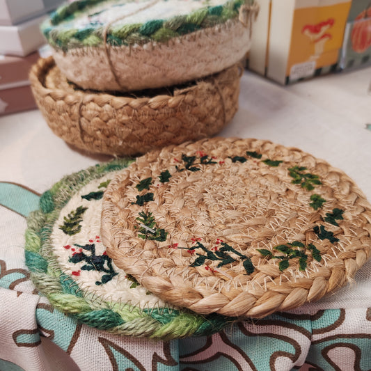 Christmas jute coasters -set of 6 in basket. 12cm
