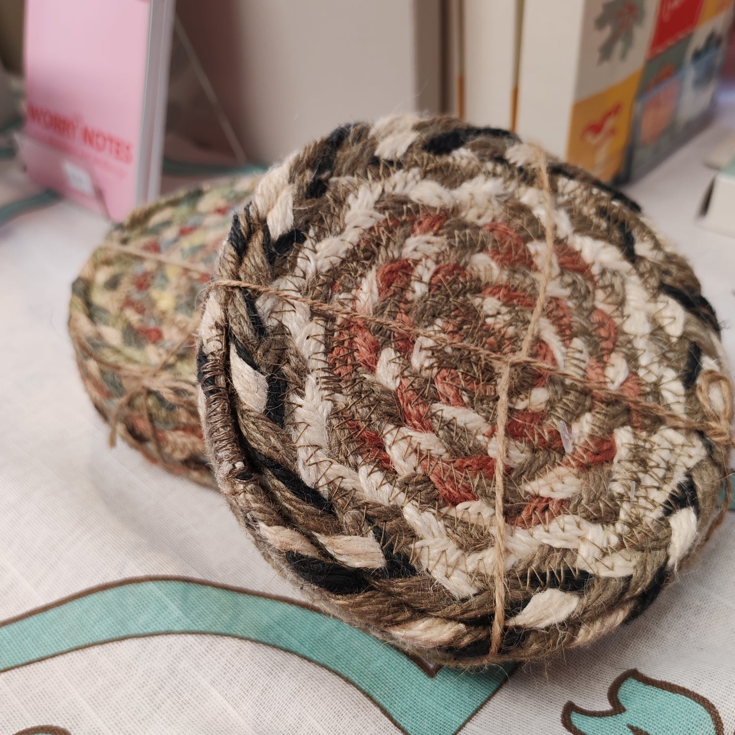 Jute set 6 coasters in a basket. Colour granite